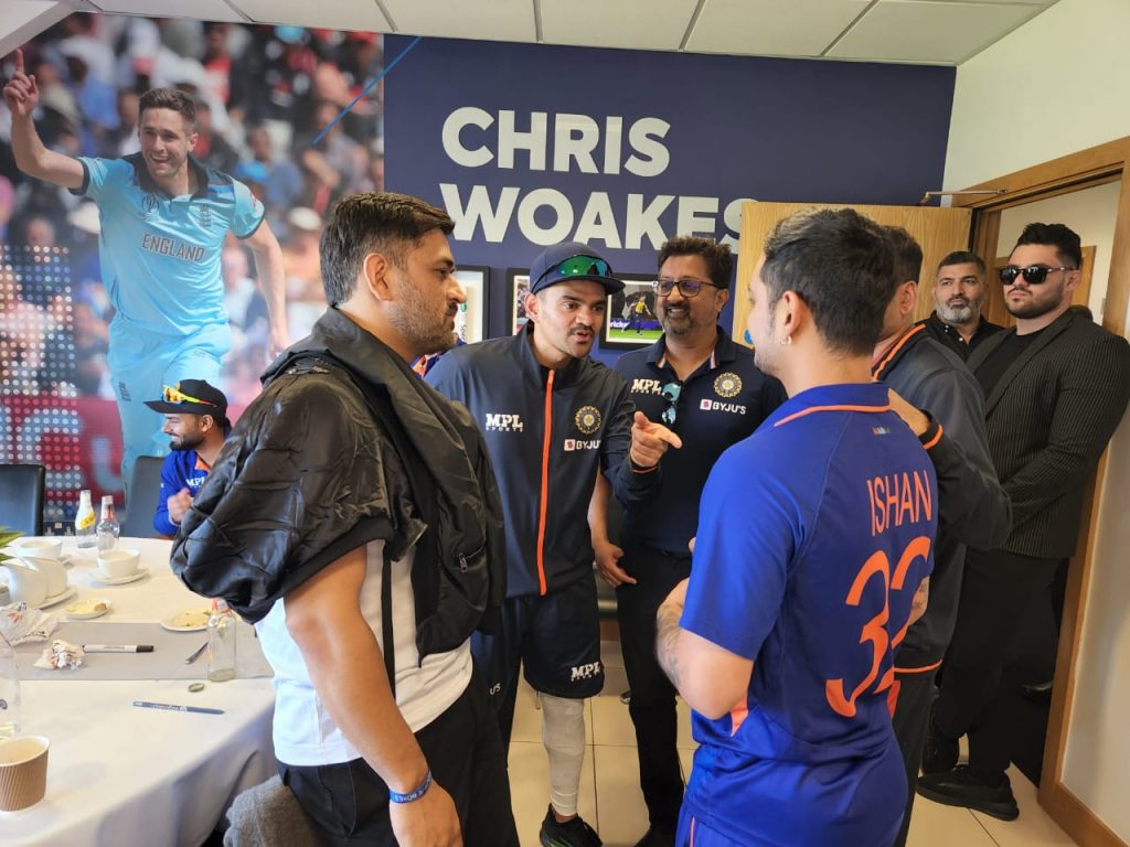 Dhoni gives tips to players in dressing room