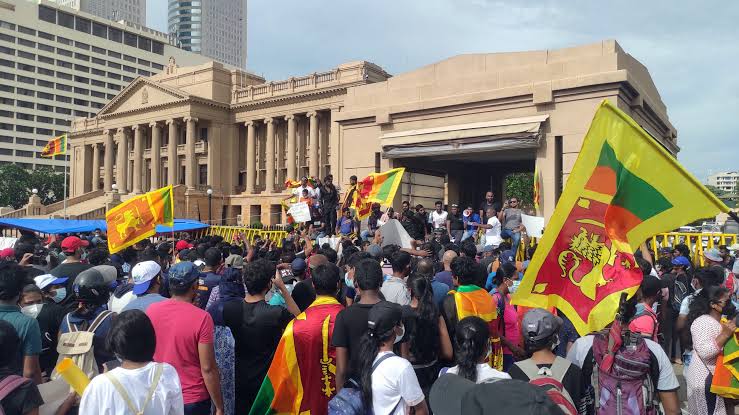 Protesters surrounded PM Ranil Wickremesinghes residence