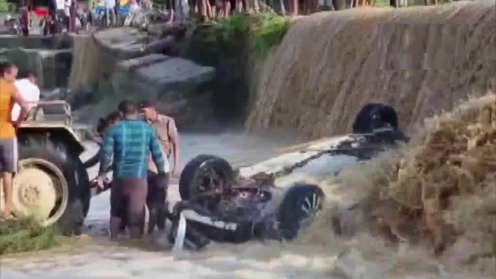 Tourist car flooded in Dhela River