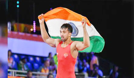 Indian Wrestler Naveen Clinches