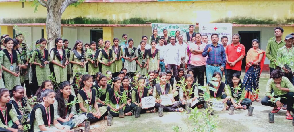 Students & teachers took an oath to protect tree