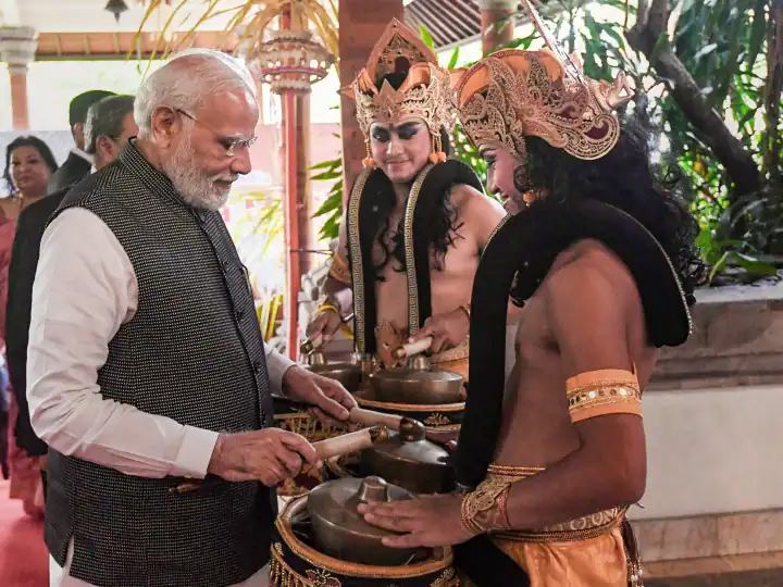 PM Narendra Modi Play Drum among Indians