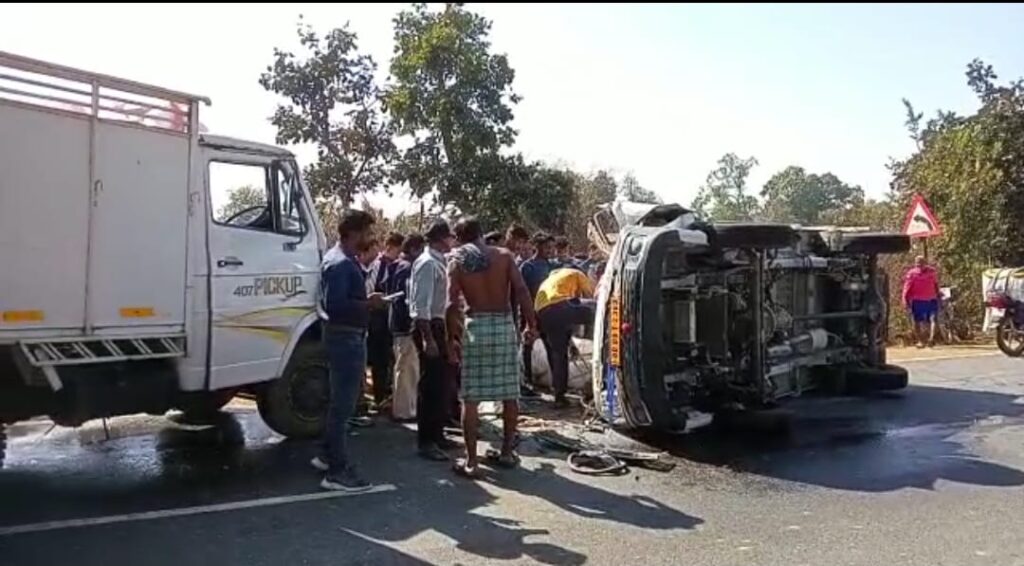 Mini Truck-Pickup Collide