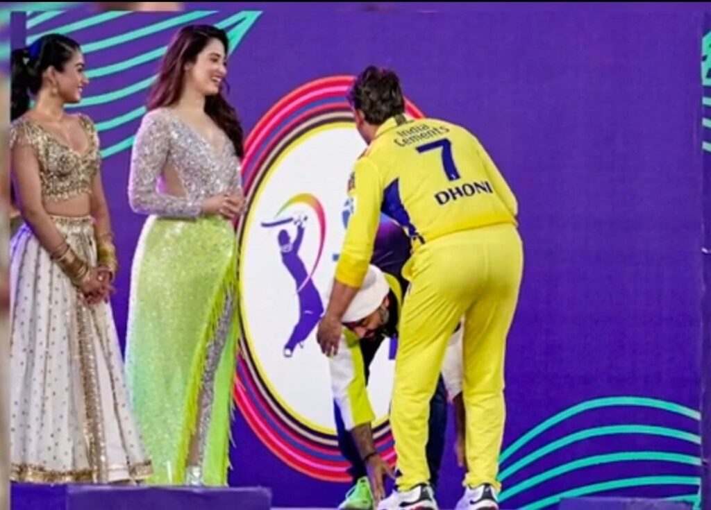 Arijit Singh Touch MS Dhoni Feet