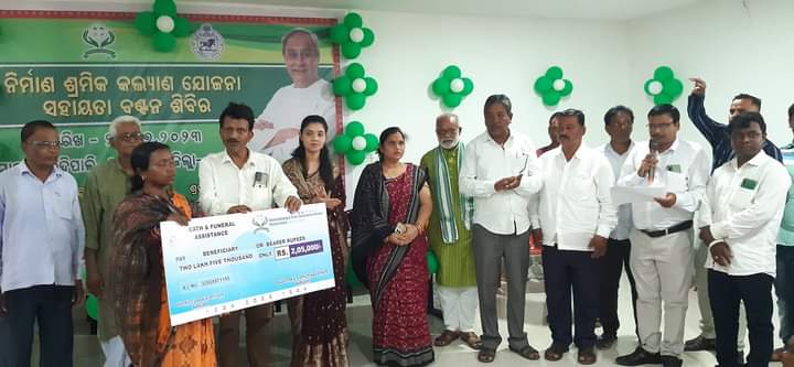 Distribution of 2 crores 15 lakhs in construction workers welfare scheme
