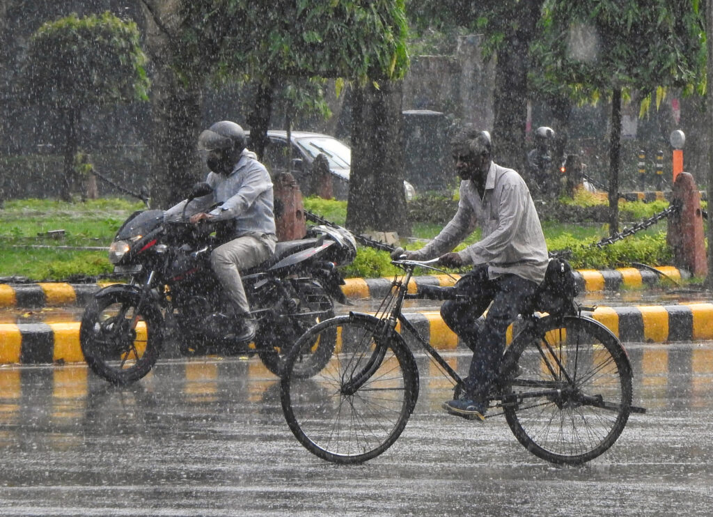 New Delhi: Vehicles ply on a road amid rainfall, in New Delhi ,on Saturday, August 05, 2023.(IANS/Anupam Gautam)
