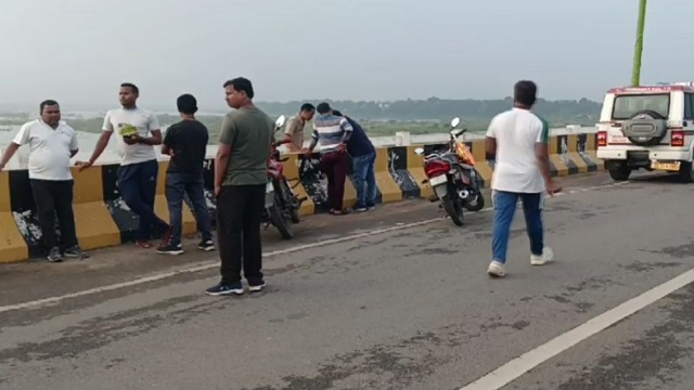 young man left scooty and jumped into river & reason is unclear
