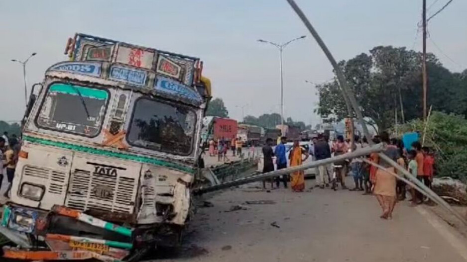 collision-between-truck-tractor-in-mirzapur